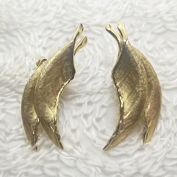 Vintage Giovanni Double Leaf Gold Clip Earrings - Picture 2 of 5